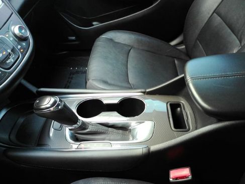 Used 2018 Chevrolet Malibu LT w/ Leather Package FWD image 40