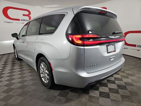 Used 2024 Chrysler Pacifica Touring-L image 5