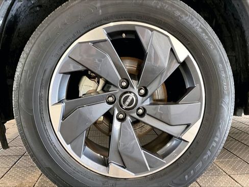 Used 2025 Nissan Rogue SV FWD image 30