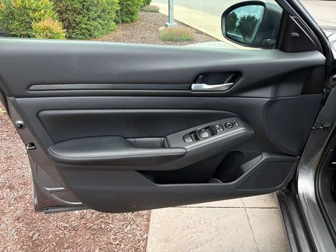 Used 2025 Nissan Altima 2.5 SV FWD image 23