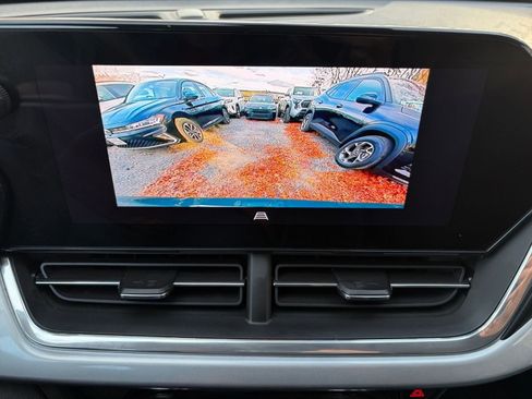 Used 2025 Chevrolet Trax LT image 17