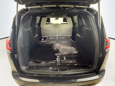 Used 2022 Chrysler Pacifica Touring-L w/ S Appearance Package image 8