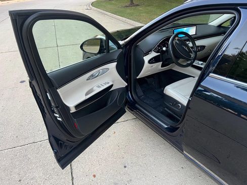 Used 2023 Genesis GV70 2.5T AWD/4WD image 18
