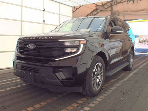 Used 2025 Ford Expedition Active image 2