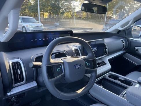 Used 2025 Ford Expedition Active image 11