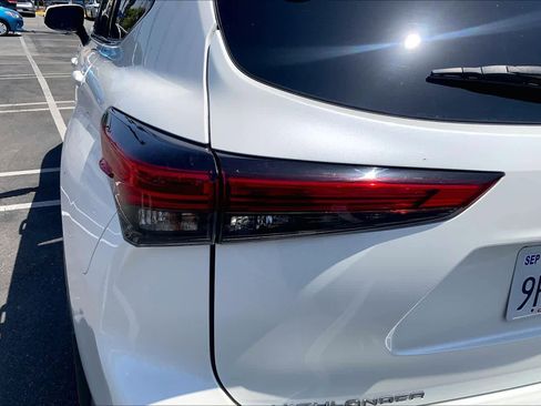 Used 2020 Toyota Highlander XLE AWD/4WD image 28