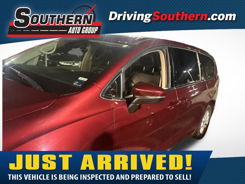 Used 2023 Chrysler Pacifica Touring-L FWD image 1