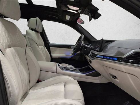 Used 2025 BMW X7 M60i image 24
