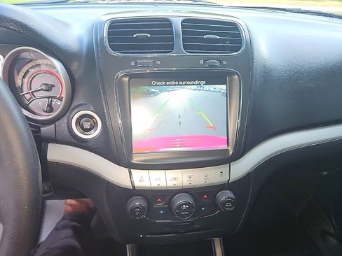 Used 2019 Dodge Journey SE image 18