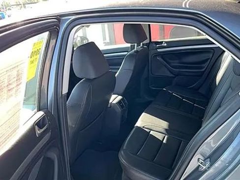 Used 2010 Volkswagen Jetta Limited Edition image 4