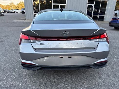 Used 2022 Hyundai Elantra SE w/ Preferred Accessory Package image 8