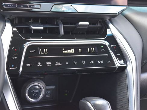 Used 2024 Toyota Venza XLE AWD/4WD image 19