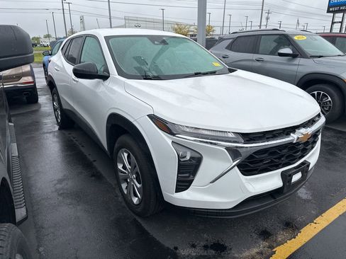 Used 2024 Chevrolet Trax LS FWD image 1