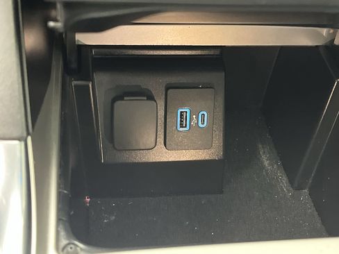 Used 2021 Ford Explorer Limited w/ Equipment Group 301A AWD/4WD image 27