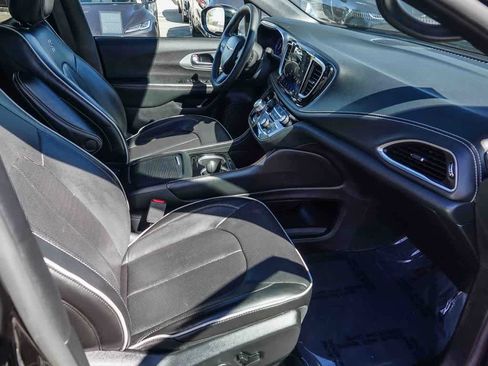 Used 2025 Chrysler Pacifica Limited FWD image 15