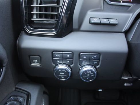 Used 2025 GMC Sierra 2500 AT4 w/ AT4 Premium Plus Package AWD/4WD image 28