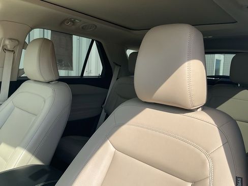 Used 2022 Ford Explorer XLT w/ Equipment Group 202A image 10