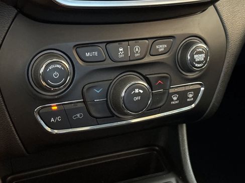 Used 2019 Jeep Cherokee Latitude w/ Popular Appearance Group AWD/4WD image 21