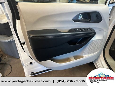 Used 2024 Chrysler Pacifica Touring-L FWD image 11