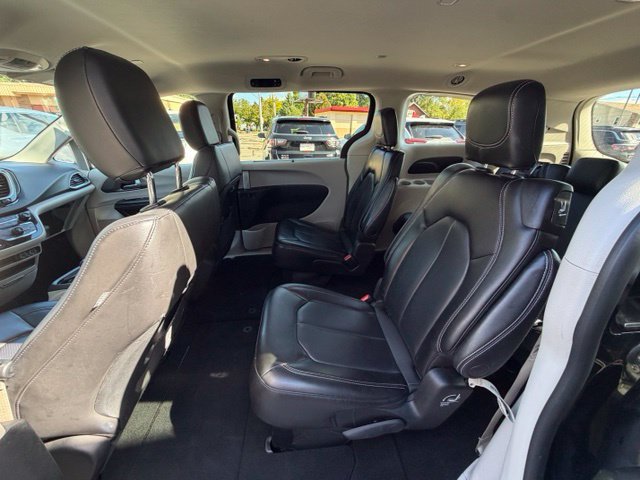 Used 2023 Chrysler Pacifica Touring-L FWD image 13