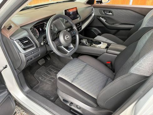 Used 2023 Nissan Rogue SV image 2