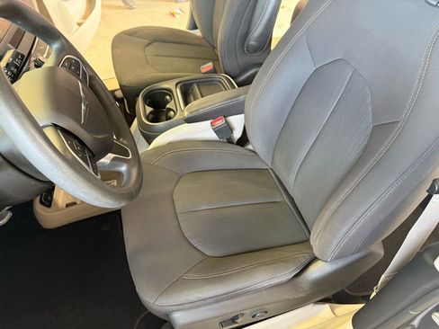 Used 2018 Chrysler Pacifica Touring Plus image 36