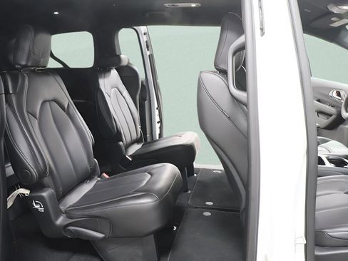 Used 2026 Chrysler Pacifica Select image 26