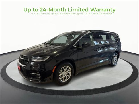 Used 2023 Chrysler Pacifica Touring-L FWD image 3
