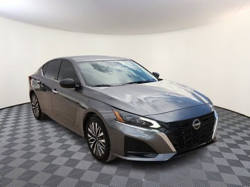 Used 2024 Nissan Altima 2.5 SV FWD image 6
