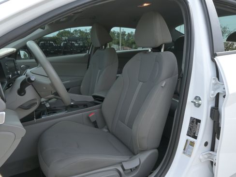 Used 2024 Hyundai Elantra SE FWD image 9