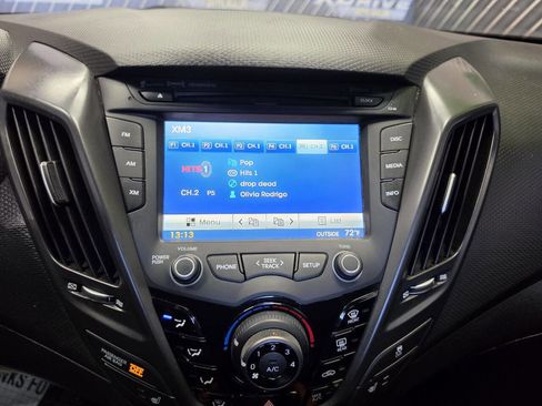 Used 2016 Hyundai Veloster Turbo FWD image 17