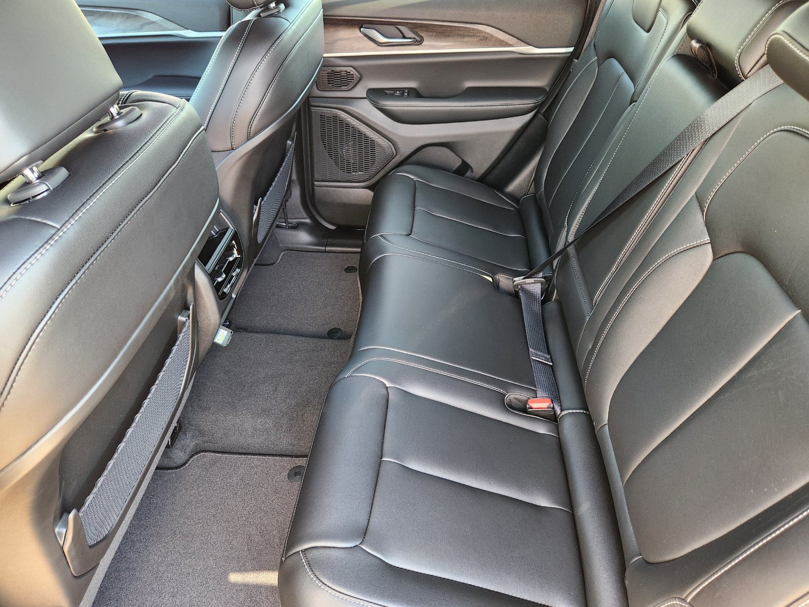 New 2027 Jeep Grand Cherokee Limited w/ Limited Altitude Package AWD/4WD image 39