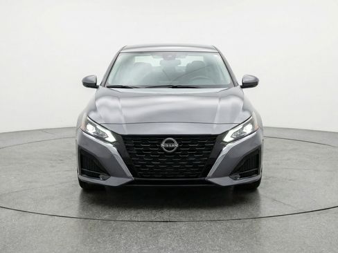 Used 2025 Nissan Altima 2.5 SV image 2