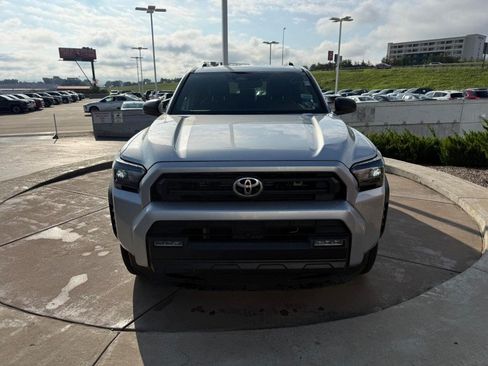 Used 2025 Toyota 4Runner SR5 AWD/4WD image 12