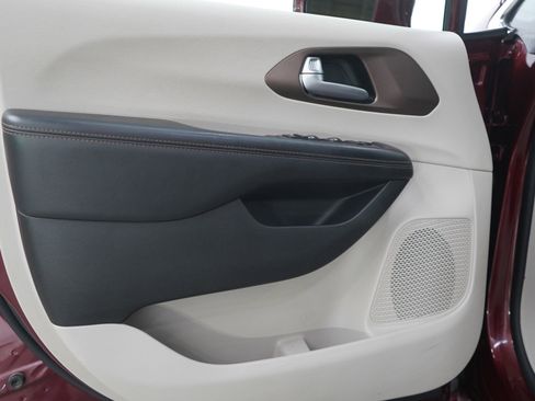 Used 2018 Chrysler Pacifica Touring-L Plus image 22