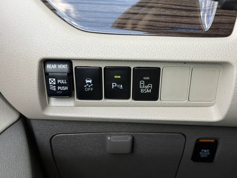 Used 2015 Toyota Sienna XLE Premium image 43