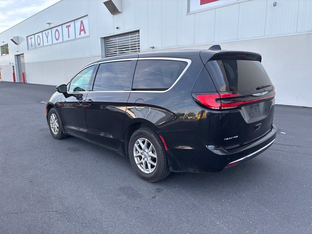 Used 2023 Chrysler Pacifica Touring-L FWD image 12