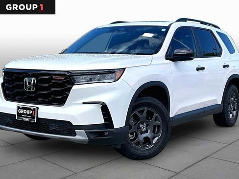 Used 2025 Honda Pilot TrailSport image 1