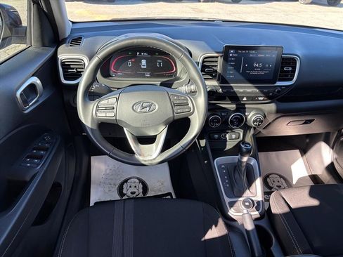 Used 2025 Hyundai Venue SEL image 3