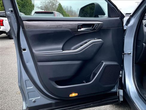 Used 2022 Toyota Highlander Platinum image 9