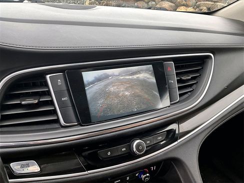Used 2019 Buick Enclave Essence image 18