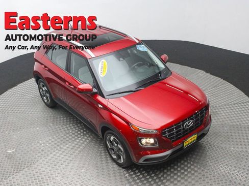 Used 2024 Hyundai Venue SEL image 3