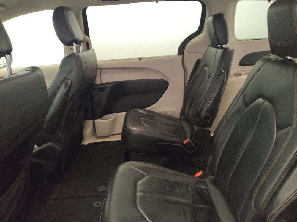 Used 2017 Chrysler Pacifica Touring-L w/ Tire & Wheel Group FWD image 18