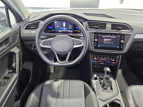 Certified 2023 Volkswagen Tiguan SE FWD image 14