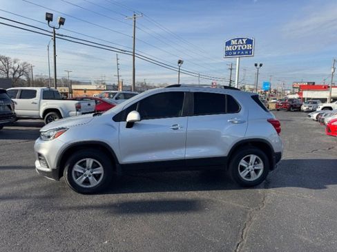 Used 2022 Chevrolet Trax LT w/ LT Convenience Package image 2
