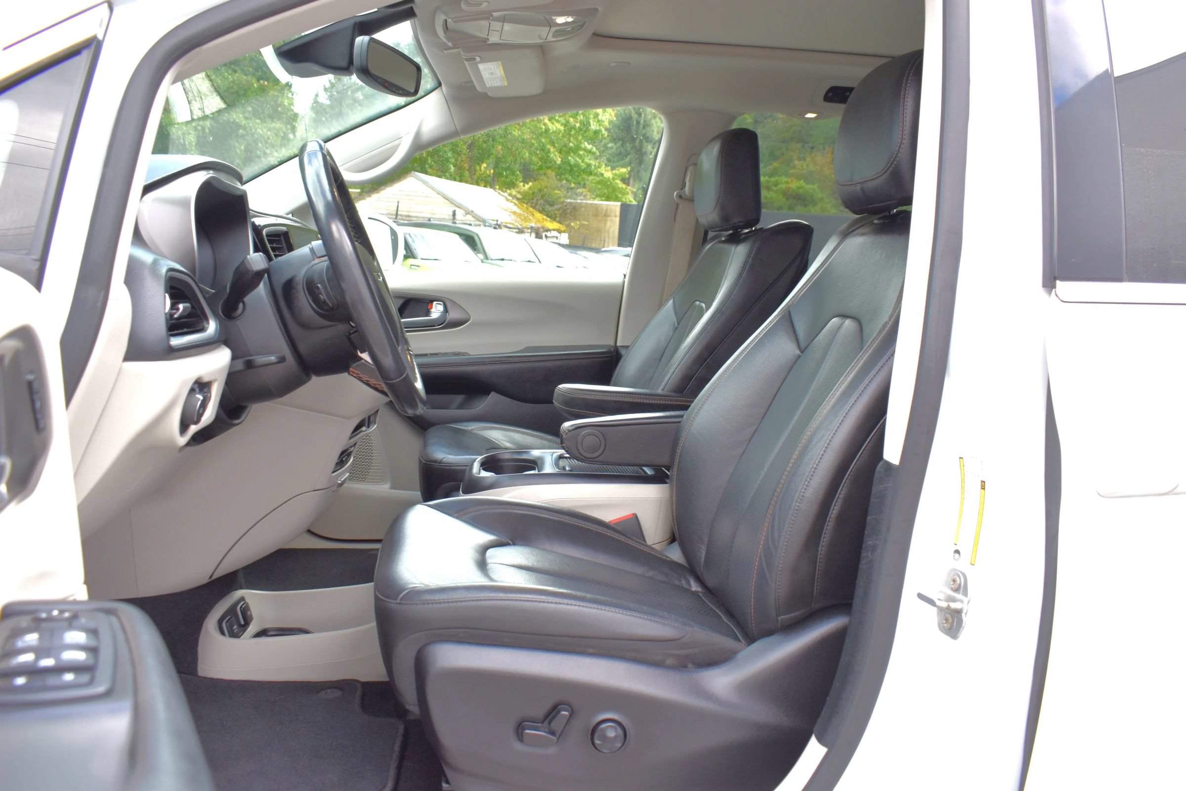 Used 2020 Chrysler Pacifica Touring-L Plus w/ Tire & Wheel Group FWD image 10
