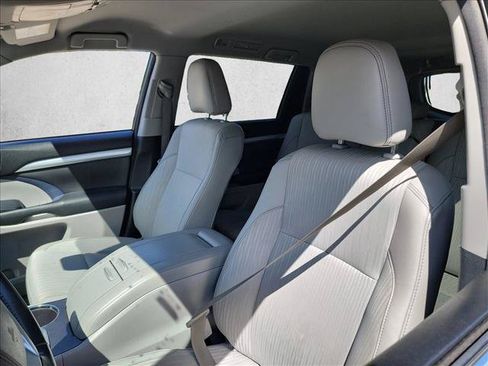 Used 2017 Toyota Highlander Plus FWD image 10