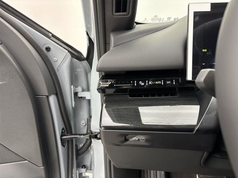 New 2026 BMW 530i xDrive w/ M Sport Package image 31