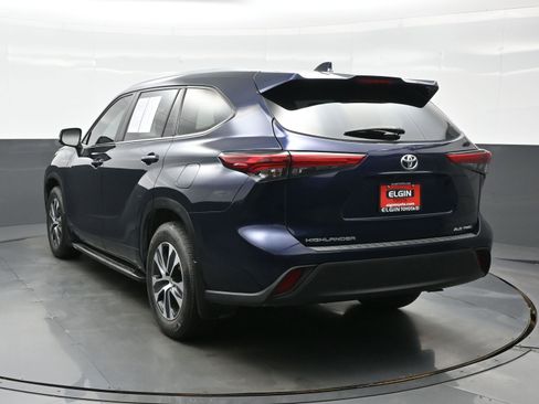 Used 2023 Toyota Highlander XLE AWD/4WD image 4