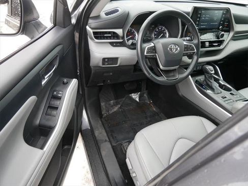 Certified 2022 Toyota Highlander XLE image 10